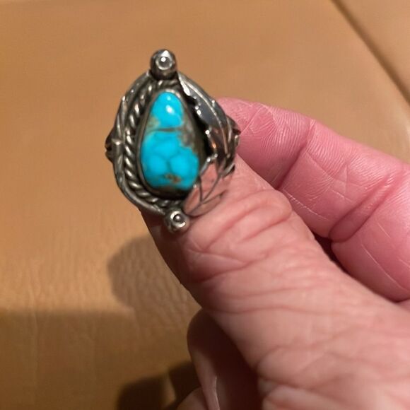 Vintage Navajo Sterling Silver Ring with Leaf Wrap - Picture 4 of 7